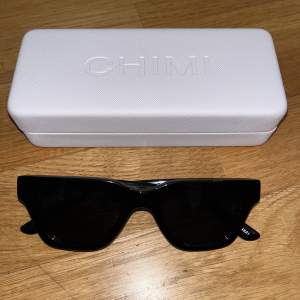 Hej jag säljer mina helt oanvända chimi solglasögon, Modellen heter Chimi manta Lab 22. Nypris 1400!  Condition-10/10