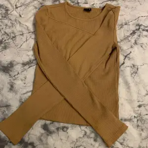 En fin brun tröja som inte har används på länge och har inga fläckar eller någonting.