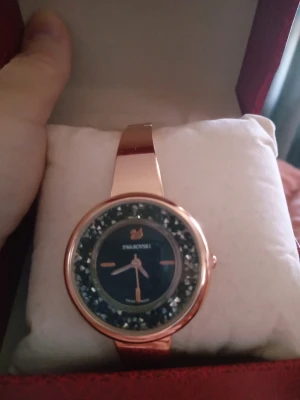 Fin dam klocka - Säljer denna super fina dam klocka i Rose färg, med stenar i urverket, fungerar utmärkt.