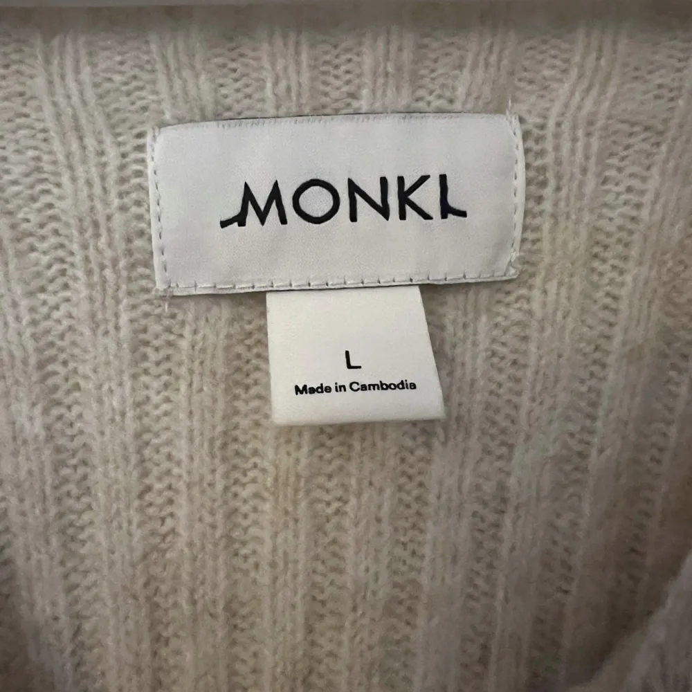 Superfin stickad tröja från Monki. Aldrig använd. Strl L, men passar mig som är S-M. Pris kan diskuteras💕. Stickat.