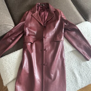 Skinnjacka röd  - Mörkröd superfin lite längre  skinnjacka. Knappt använd av mig men köpte second hand, dock i bra skick. Strl 36 