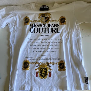 Versace T-shirt - Köpte denna tröjan för något år sen men använder den knappt. Orginal priset där jag köpte den va på 3000kr.