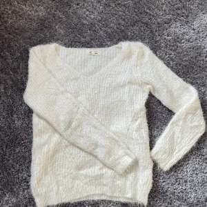Vit stickad tröjaa - fin stickad tröja som jag köpte i Spanien, är för liten för mig som är 172 så därför säljs den💗 skriv vid frågor!
