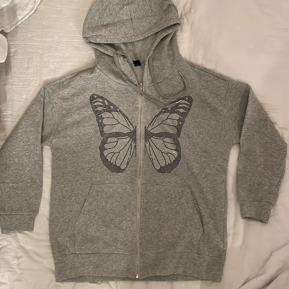 en zipup hoodie med ett fjärils tryck med  ”glitter stenar”, i fint skick o inga defekter🫶🏼. Hoodies.