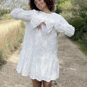 Nakd klänning - Intresserad av att byta denna slutsålda klänning från NA-KD till samma klänning i 36 eller 38💓 Hör av er vid intresse!