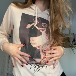 Dirty dancing hoodie - En rosa hoodie med dirty dancing tryck från H&M! Never put baby in a corner💃🏼