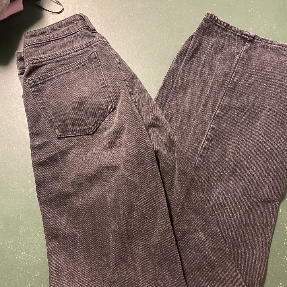 Visa raka jeans från hm i storlek 32. Går ner till hälarna på mig som är 163. Fint skick!. Jeans & Byxor.