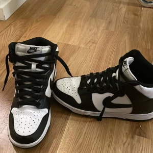 Nike Dunk High ”Black White” - Säljer mina dunks för endast 1200kr!  Köpte dem på dripway.se för 2299kr och säljer dem eftersom att dem var för stora och jag hann inte retunera dem. Pris kan diskuteras.
