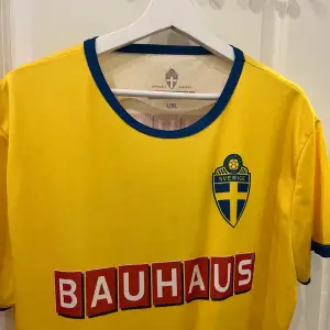 Säljer dessa Sverige t-shirts. Har 5 st i L/XL och S