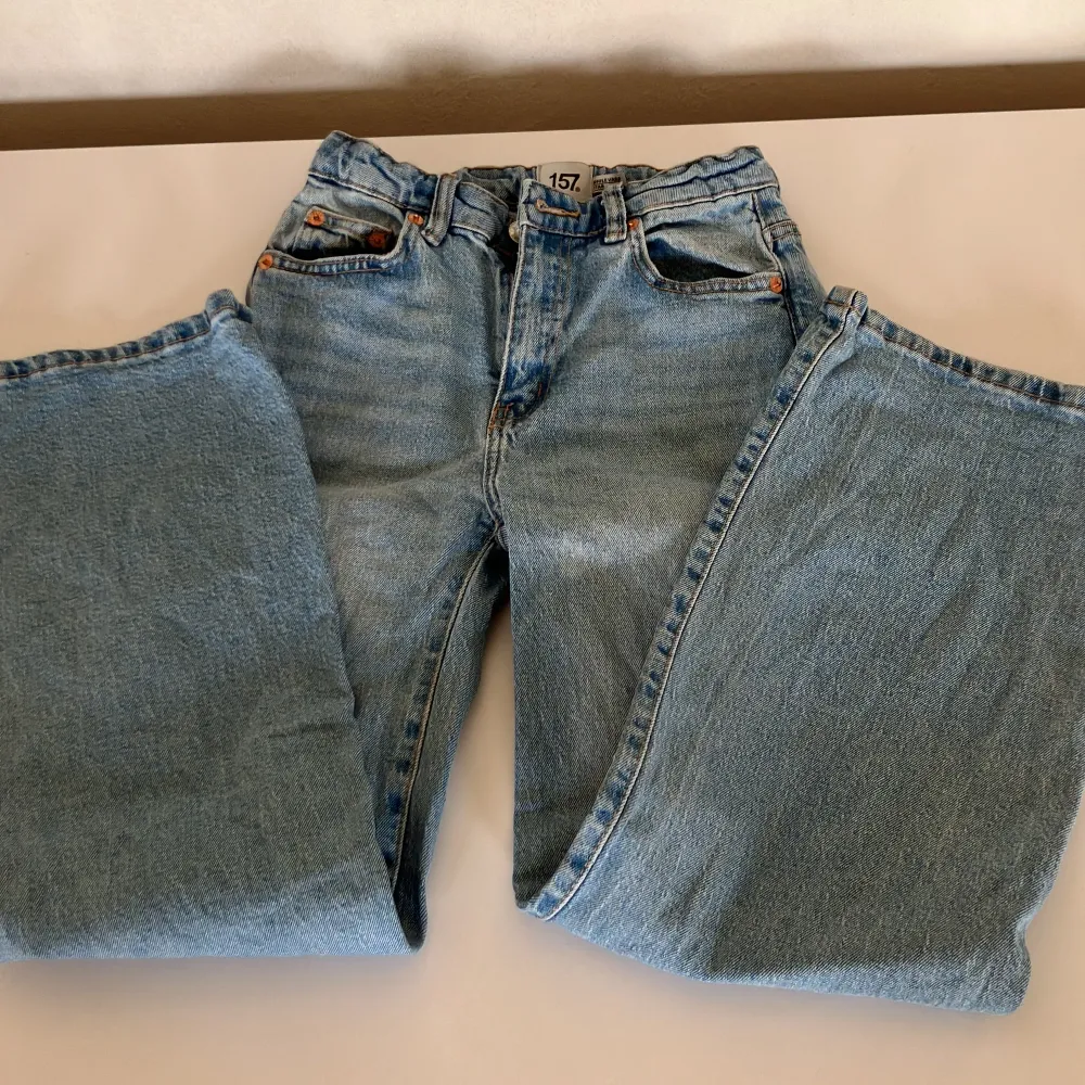 Snygga jeans som är sparsamt använda, de har en liten rosa fläck som ej går bort (har inte testat m vanish) är väldigt snygga men tyvärr för korta för mig.💓💫. Jeans & Byxor.