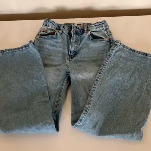 Snygga jeans som är sparsamt använda, de har en liten rosa fläck som ej går bort (har inte testat m vanish) är väldigt snygga men tyvärr för korta för mig.💓💫