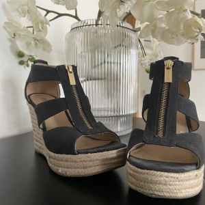 Michael Kors espadrilles klackar  - Snygga sandaletter perfekta till sommaren, väldigt selena från gossip girl vibe