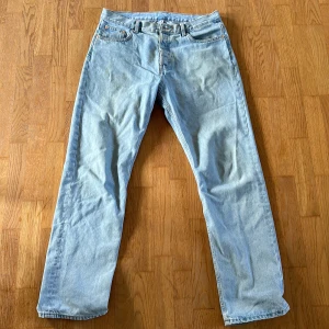 WEEKDAY SPACE  - Storlek 34x34, bra skick inga defekter