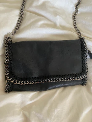 Väska - En tiamo liknande väska i hyfsat bra skick. Skriv för fler bilder💕Några små defekter därav priset!