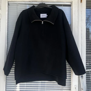 Stylein kappa - Kappa från Stylein säljes. ”Timothy” kallas modellen, nypris 3999kr, svart färg helt slutsåld på hemsidan. Säljes pga garderobsrensning. Strl: M. 