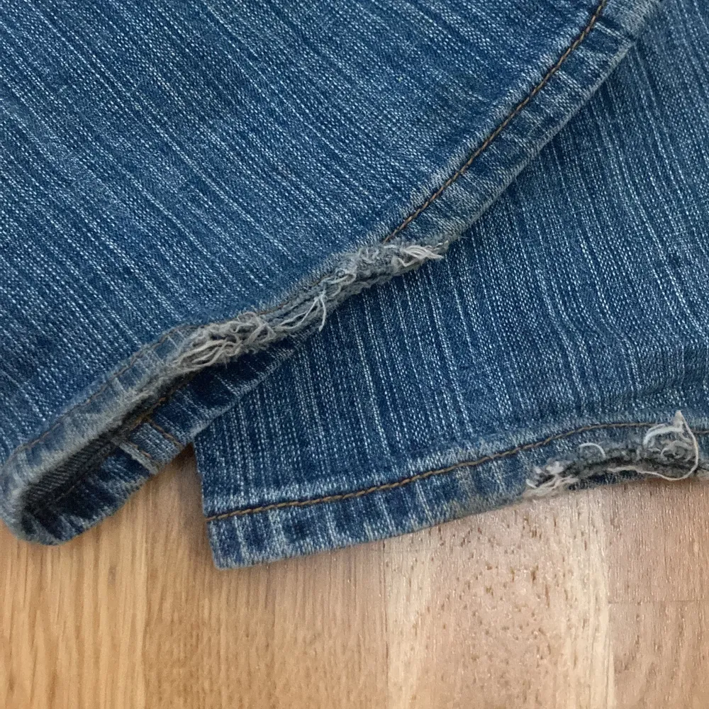 jeans från brandy Melville köpta här på plick! Säljer då de tyvärr är förstora för mig. Bra skick, lita slitna vid kanten av benen, som syns på sista bilden💕 köparen står för frakt, hör av dig om du har några frågor💕💕. Jeans & Byxor.