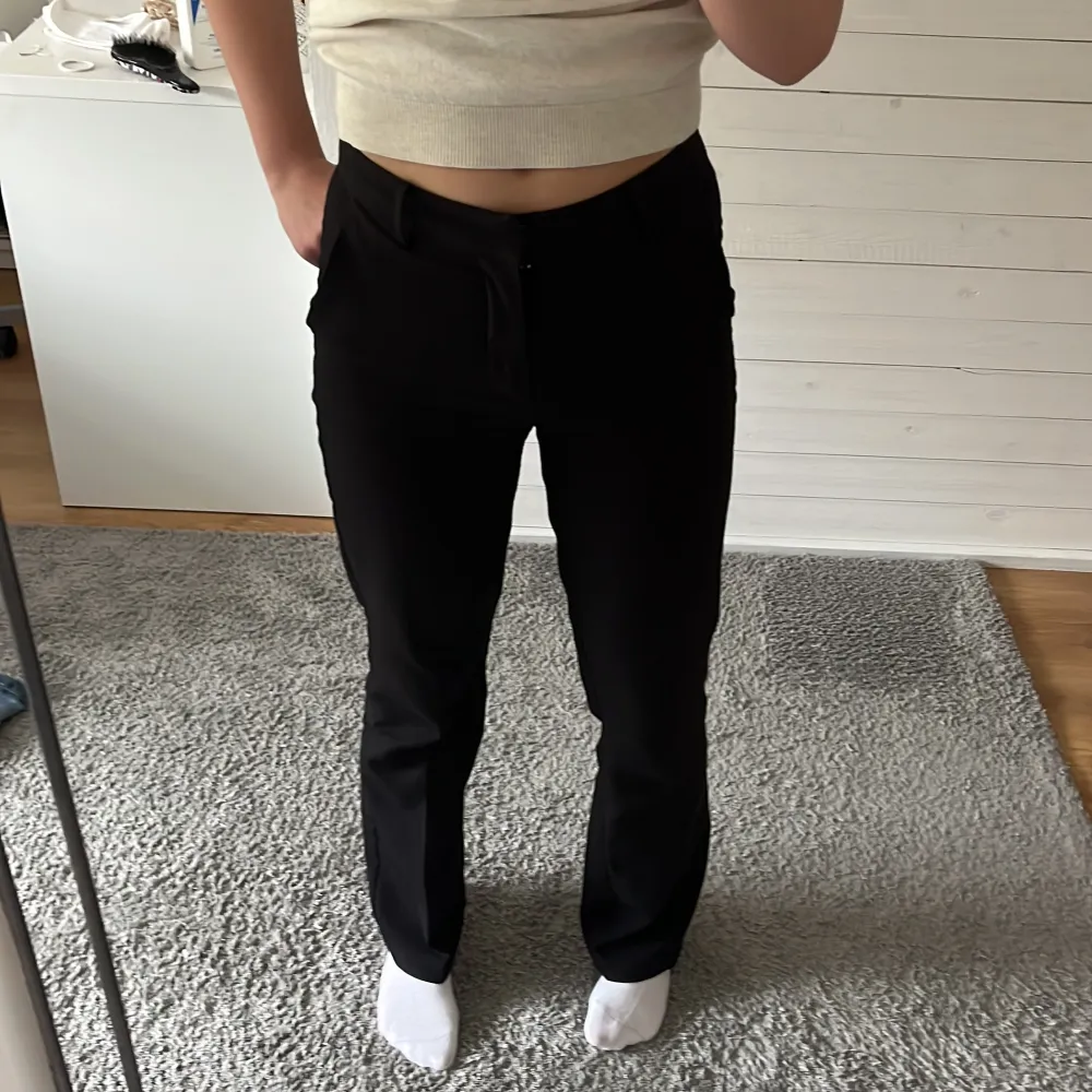 Kostymbyxor från bikbok bra skick💕. Jeans & Byxor.