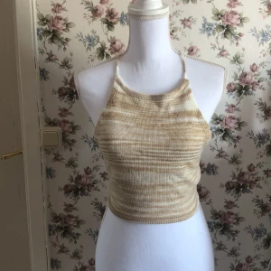 Topp - Stickad topp med Knut i bak ☀️📮