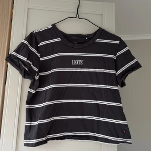 Levi’s T-shirt - Grå och vit randig T-shorts från Levi’s.