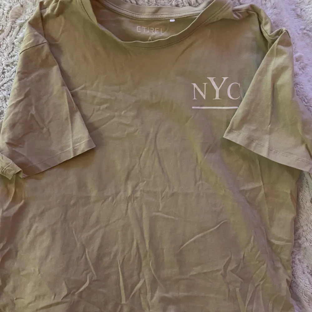Beige t-shirt från New Yorker i storlek S men skulle även säga att den passar storlekar runt om. Använd ett fåtal gånger och i bra skick🤍🤍. T-shirts.