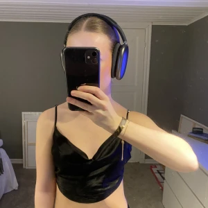 Festtopp - Festtopp insatin från bershka i fint skick, storlek xs 