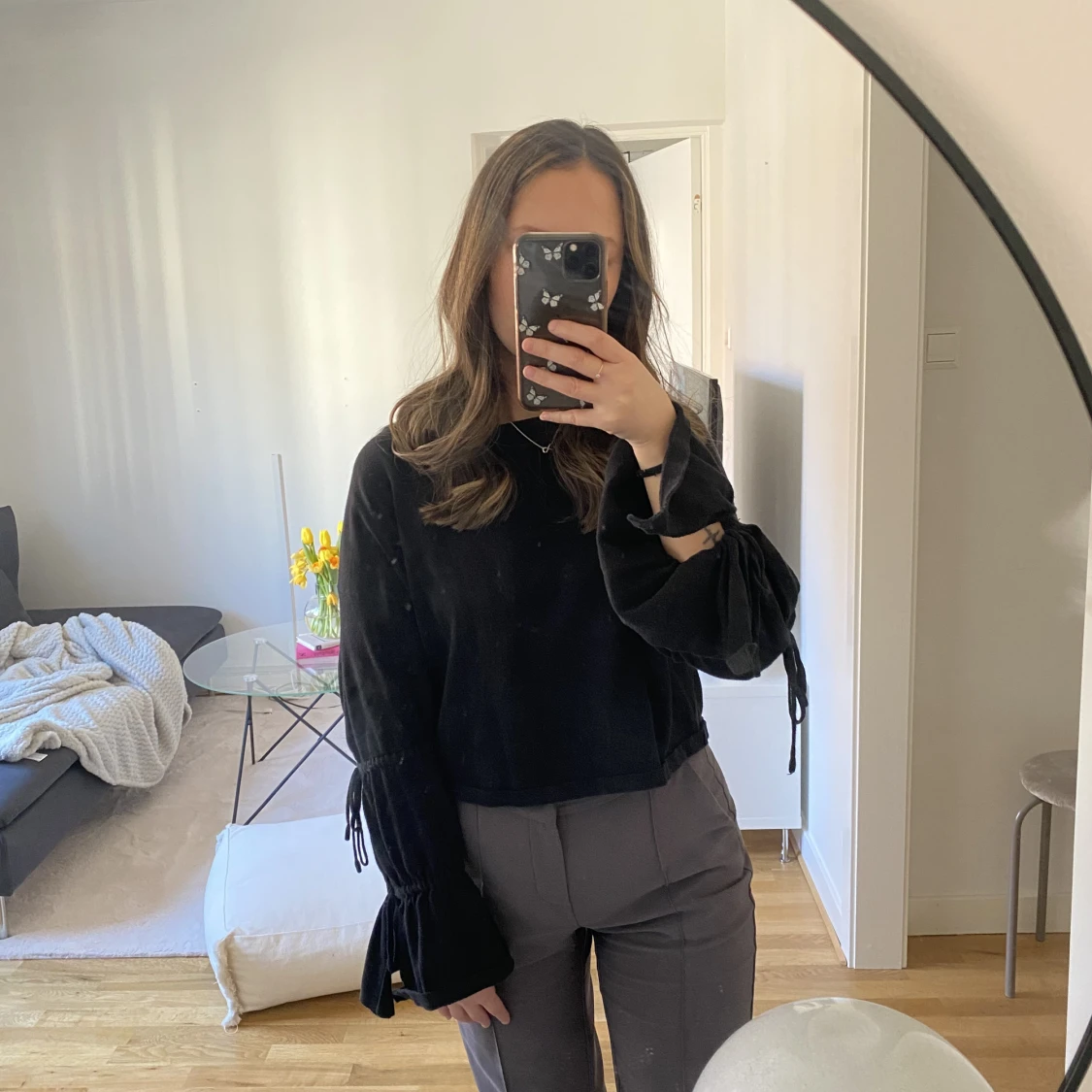 Svart tröja med knytdetaljer  - 90