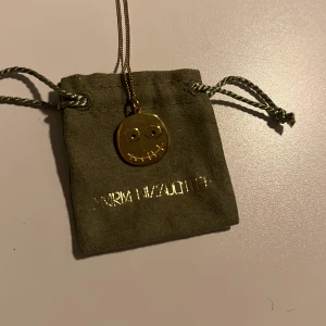 Maria Nilsdotter  - Säljer min berlock ifrån maria nilsdotter då den tyvärr inte kommer till använding längre! Såklart äkta! Har dustbag och påsen från när jag köpte den. Skit snygg och passar till jätte mycket! Skriv för frågor eller funderingar! 