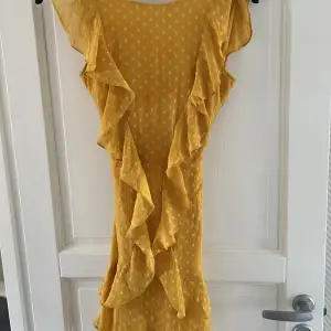 En söt, gul klänning från Nelly!🧡 aldrig använd 