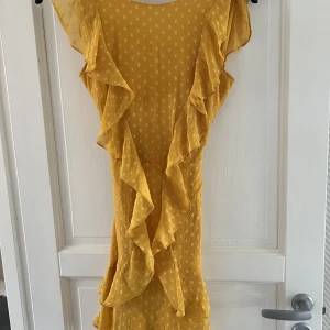 Gul klänning  - En söt, gul klänning från Nelly!🧡  