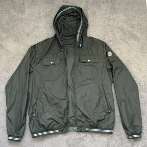 Moncler jacka  - Moncler mörkgrön vind jacka JEANCLAUDE (modell) Alla tags följer med  Storlek 5 (Large)  10/10 (nyskick) (nypris 8000kr) Köpt i Italien (Milan) Kan mötas upp i Stockholms området eller shippa 