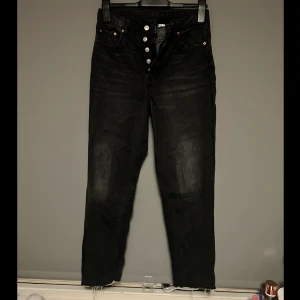 Boyfriendjeans / momjeans svart h&m - Boyfriendjeans / momjeans från h&m. Stl 38 (pris kan diskuteras)