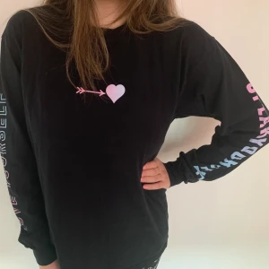 Sweatshirt i storlek L - Tröja i storlek L. Nyskick. Köparen står för frakt.