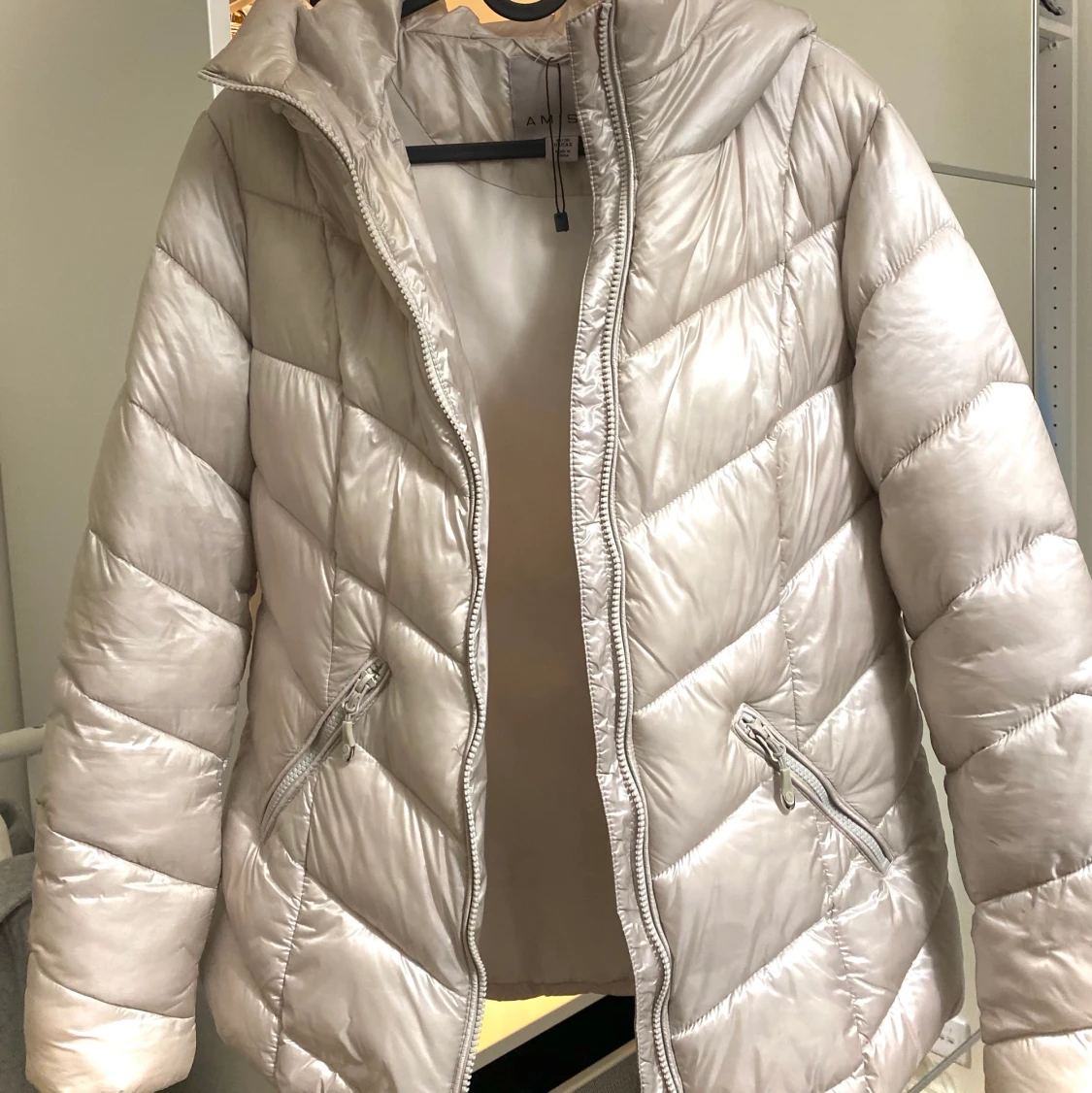 Vit dunjacka i storlek S