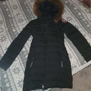 Canada Goose - canada goose,Enligt bild,tyvärr för liten för dottern.Storlek Medium.Säg till om ni vill ha fler bilder,måste bort så sänker nu priset