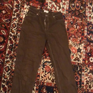 bruna tall jeans - långa jeans i strl 40. passar mig som är 183 nästan för långa mid waist!!!! vene mer va man ska skriva esnälla köp behöver pengar juste skriv om du vill ha mer bilder!!!