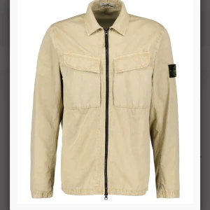 stone island strl M - Stone island overshirt oanvänd, prislapparna sitter kvar, digitalt kvitto finns, nypris: 3799kr . säljs för 3000kr, 