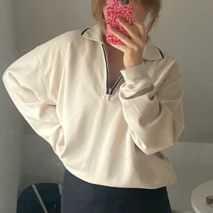 Varm tröja / Övertröja Beige  - Älskar älskar älskar denna! Dock har jag flera sådana så bara haft chans o använda en gång :) Mjuk och oversize (herrmodell från början), och säljer bara för bra pris då jag tycker om den så mycket 🥰