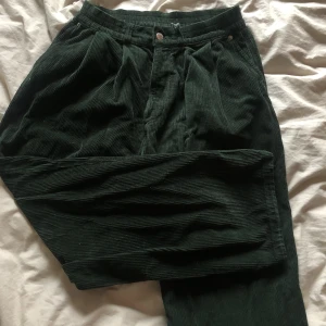 District fortysix byxor - As najs mamchester byxor. Tyvärr lite skadade men annars bra skick.