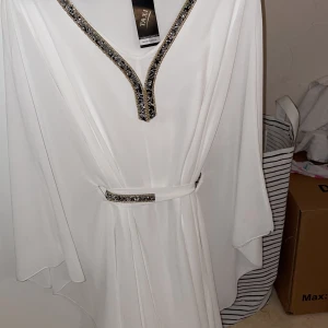 Fest klänning  - Fin klänning ny med prislappen kvar nypris 1199kr pris kan diskuteras vid snabb affär 