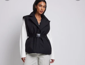 Väst från NA-KD  - Använd 1 gång, i nyskick. Nypris 629kr. Säljer billigt då jag vill bli av med den 