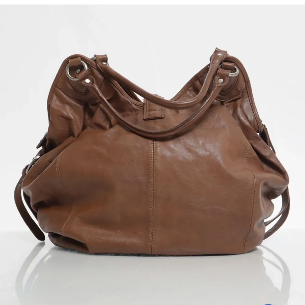 Säljer denna bruna rymliga väska, perfekt till skolan 💞köpt på sellpy . Väskor.
