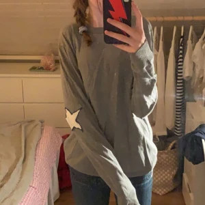 Stjärn tröja - Grå stickad tröja som jag själv sytt stjärnor på. ⭐️tröjan är köpt secondhand och kommer från en början från hm, storlek M/S