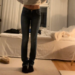 Lågmidjade jeans  - Lågmidjade blå jeans från Acne. Använda 1 gång. Jag är ca 170 lång💖