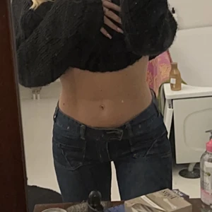 LÅGMIDJADE JEANS - Lågmidjade jeans från h&m i strl 36💕 passar mig som är en xs/s i byxor⭐️ superbra skick! Jag är 171 cm lång🥰 raka!!! Köp direkt för 250 kr!❤️