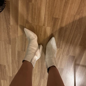 Klackskor från Nelly - Vita boots klackskor från Nelly.com!🤍🤍 Klackhöjd: 10cm. Bud är bindande!! Hör av er vid frågor eller fler bilder🫶🏼🫶🏼 Frakt står köparen för. Köp direkt för 150kr!