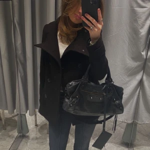 Kappa  - Säljer denna slutsålda svarta kappa i storlek 34/36! Bra skick, Inga knottror. (Bilden är lånad, skriv för fler bilder)  Bud: 600kr  