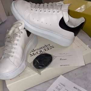 Alexander mcqueen  - Nya Alexander McQueen skor köpa för 4500kr säljer för 3000kr. Äkta kvitto o låda medföljer! 