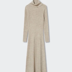 Stickad klänning  - Säljer min super fina stickade klänning från Mango. Prislappen sitter kvar, aldrig använd