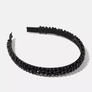 Svart diadem med stenar  - Jättefint gullig svart diadem med stenar. Knappt använd. Köpt på Ur och Penn. 