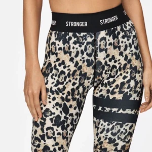 Stranger tights  - Stronger tights roar. Medelhög midja. Bra skick, knappt använda. Nypris 799 kr. Passar som xs och s. Leopard mönster 